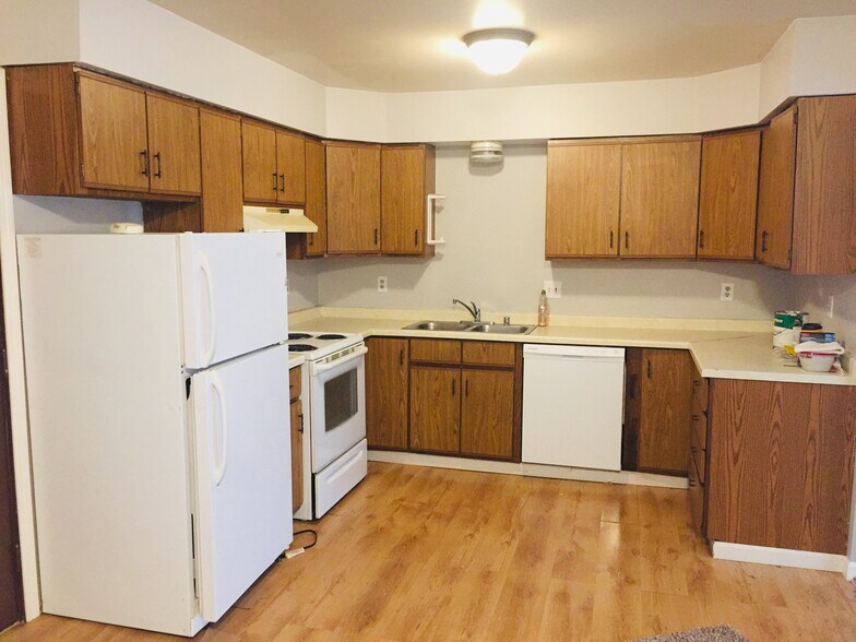 Kitchen - 329 E Green Meadow Dr