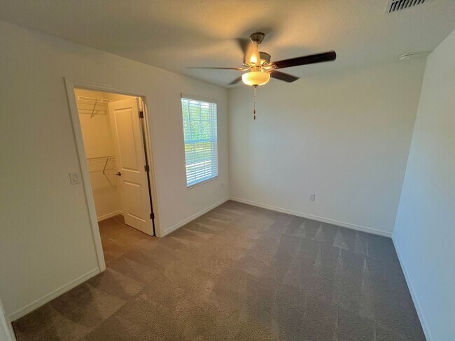 Building Photo - Sapcious 5-Bedroom Home In Quiet Lakeland ...