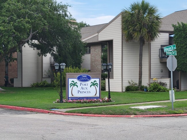 Building Photo - Spacious one of a kind 2 bedroom 2 bath condo in excellent condition. Entire condo has been paint...
