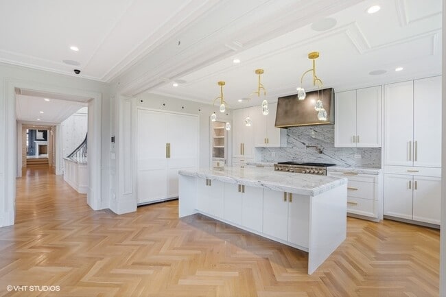 Building Photo - 2700 N Lakeview Ave