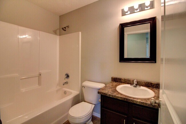 Building Photo - 3 Bedroom in Springfield!