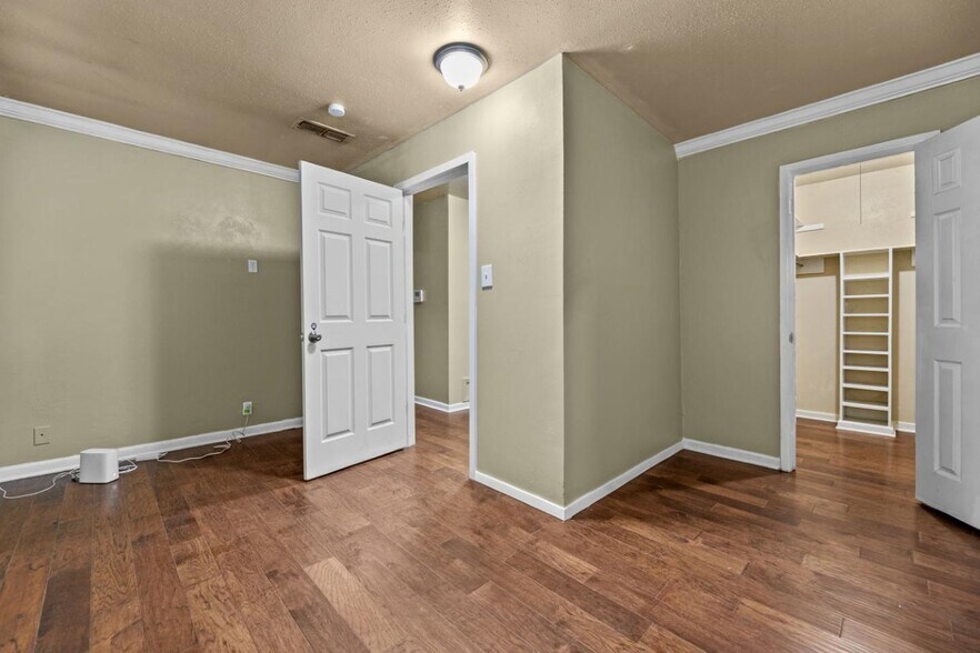 Building Photo - Charming 5BR Fort Worth home with big backyard & patio