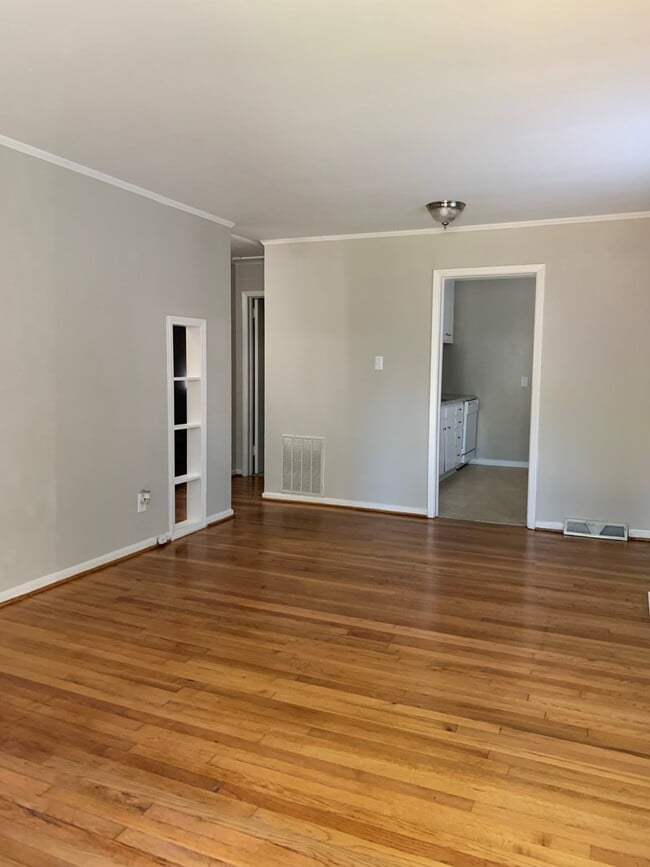 Building Photo - 7 minutes away from Bank of America Stadium!! Move in Ready
