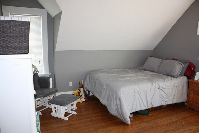 Building Photo - 3 Bed Spacious Home near downtown Pella!