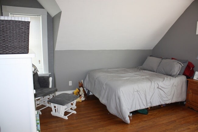 Building Photo - Spacious Home near downtown Pella!