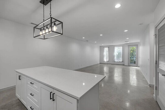 Building Photo - Great condo in East Nashville off Gallatin...