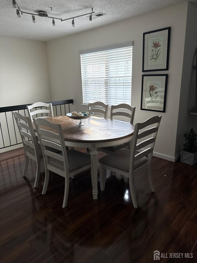 Building Photo - 180 Tulip Ln