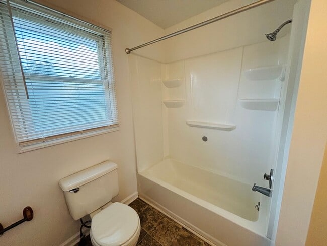 Building Photo - 435 Wakeman Ct NE