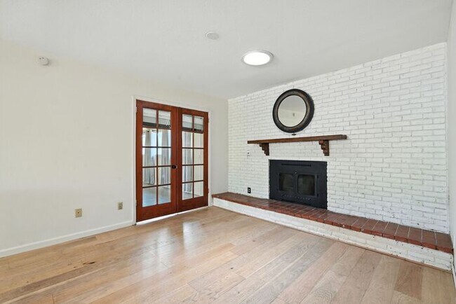 Building Photo - Totally remodeled home in prime Tempe Loca...