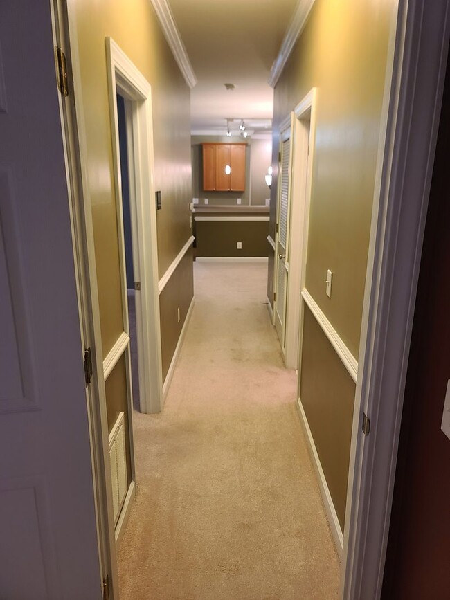 Building Photo - Spacious low maintenance living in a conve...