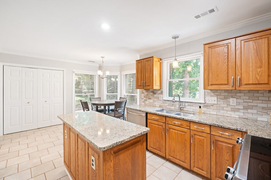 Building Photo - 14923 Chilgrove Ln