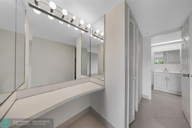 Building Photo - 2850 N Palm Aire Dr