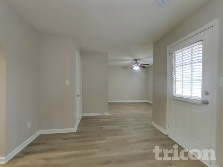 Building Photo - 5021 Meadow Trce