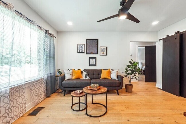 Building Photo - 2450 Hillcrest Dr