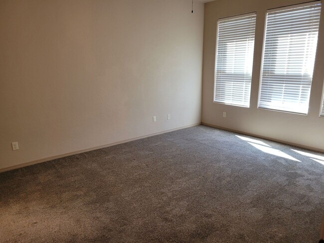Building Photo - 3 Bedroom, 2 Bathroom Home!