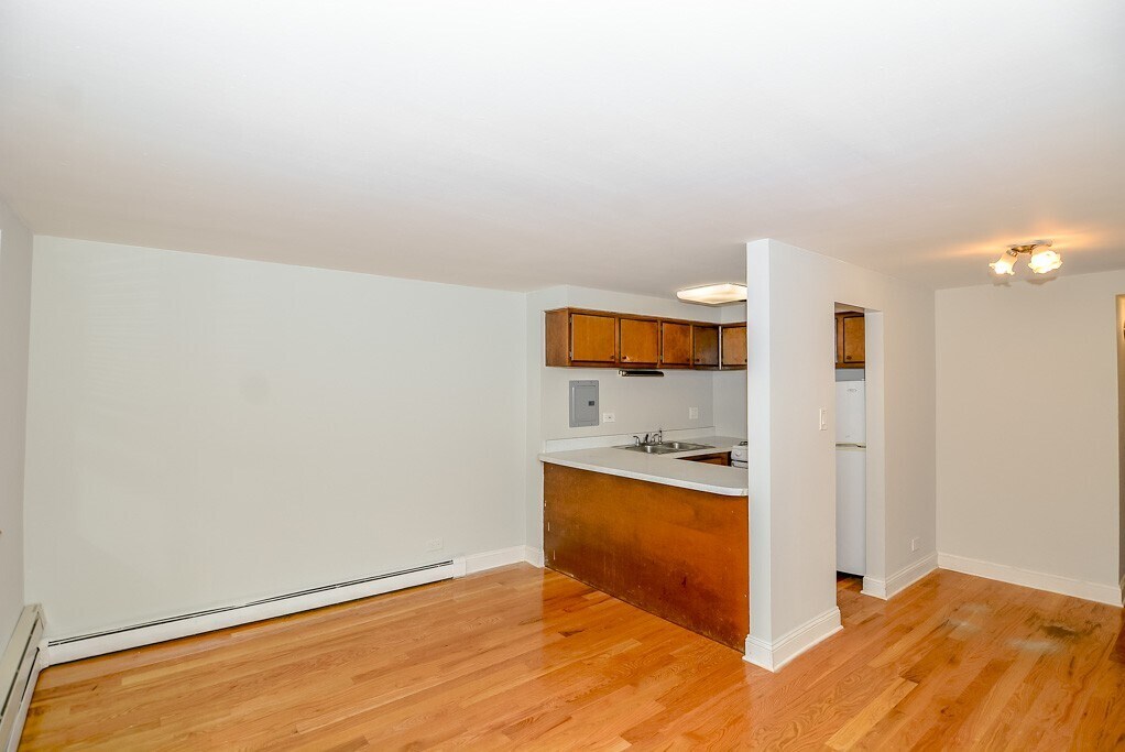Building Photo - 665 W Wrightwood Ave