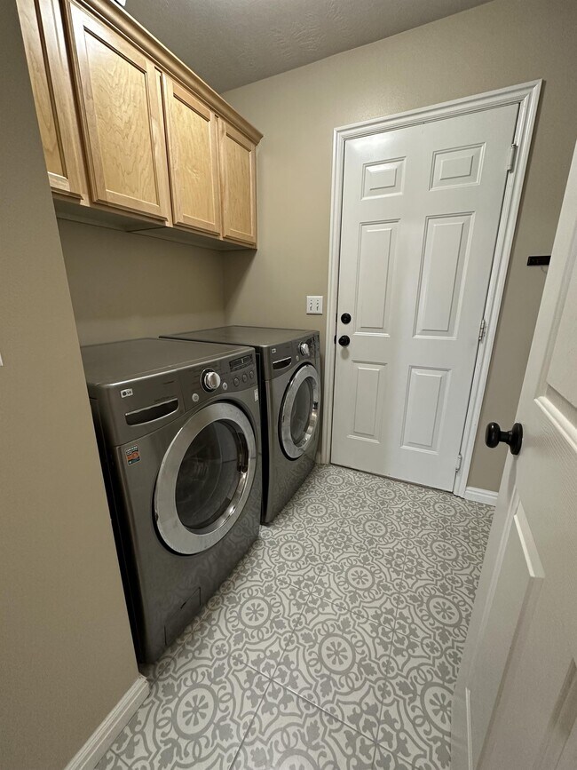 Building Photo - 113 Manilla Dr