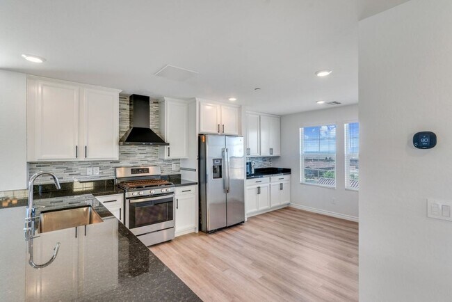 Building Photo - Spacious Three Story 3 Bed 3.5 Bath Smarth...