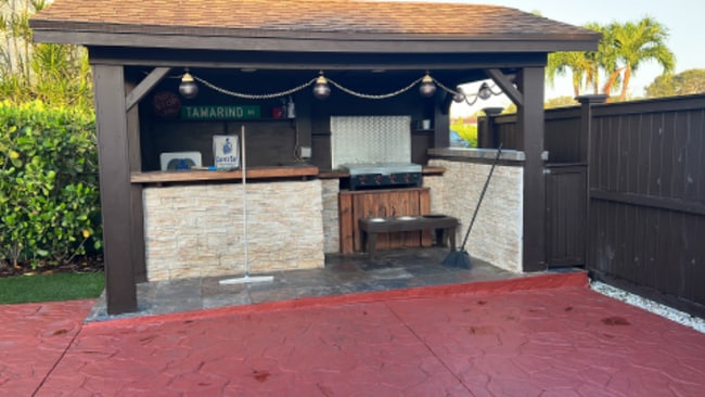 Building Photo - 2412 Edgewater Dr