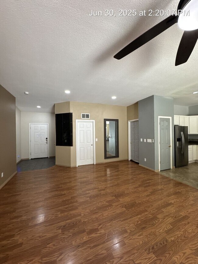Building Photo - 3969