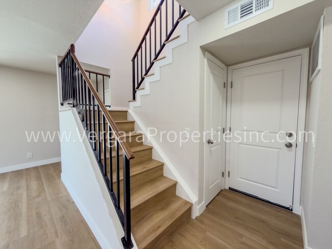 Building Photo - 1136 Gian Dr