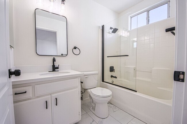 Building Photo - Fully Renovated 4 Bed/3.5Bath Home with Garage + Private Yard