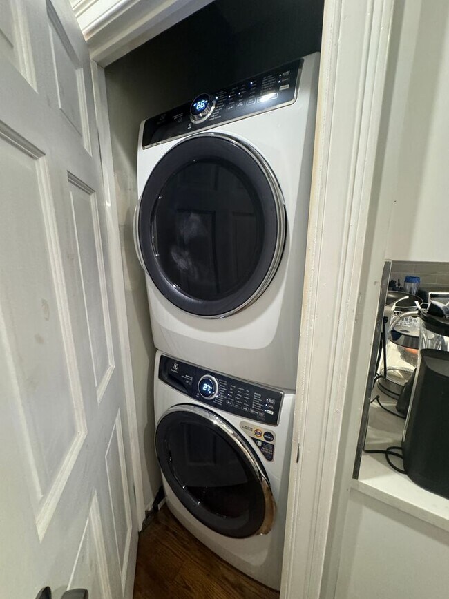 Building Photo - Great 4 bedroom w/ 2 full bathrooms - Northeastern