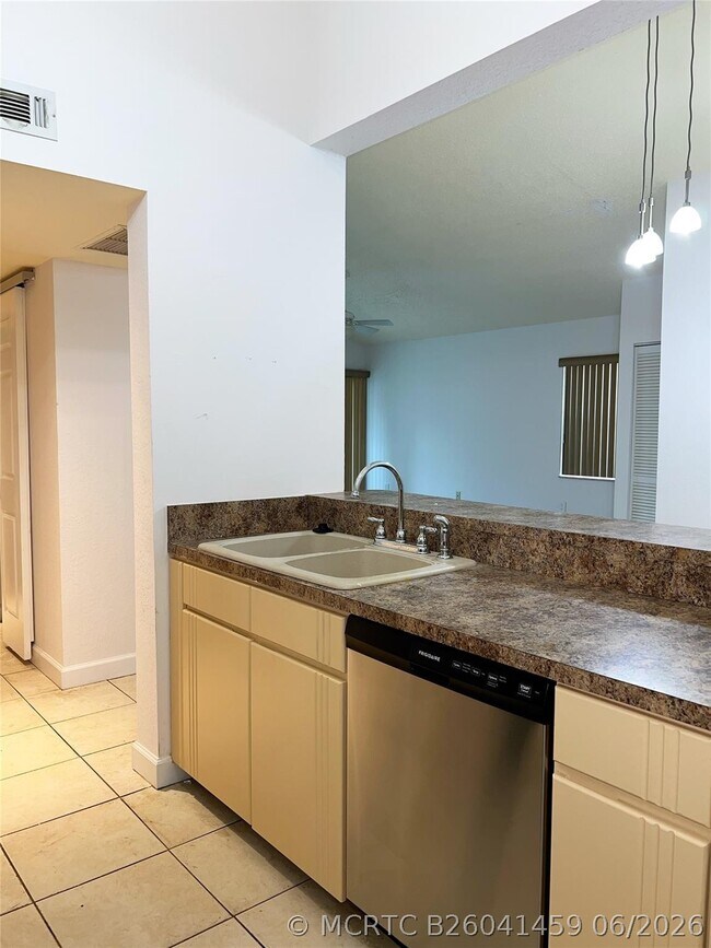 Building Photo - 2850 N Oakland Forest Dr