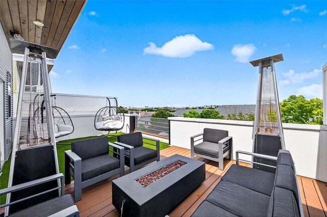 Building Photo - 607 Memorial Heights Dr