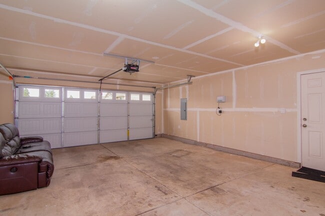 Building Photo - Single floor living 3 Bed 2 Bath home with...