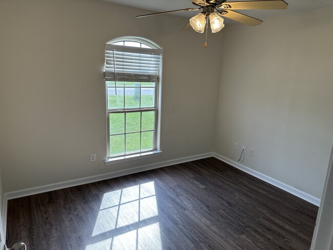 Building Photo - 2408 Versailles Dr