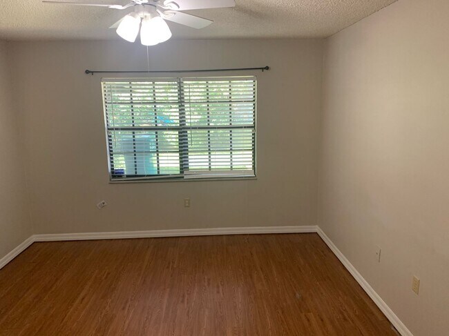 Building Photo - 606 Park St