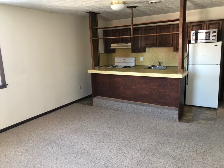 Kitchen & Living room - 513 W Chocolate Ave