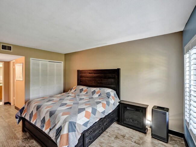 Building Photo - 3150 N Palm Aire Dr