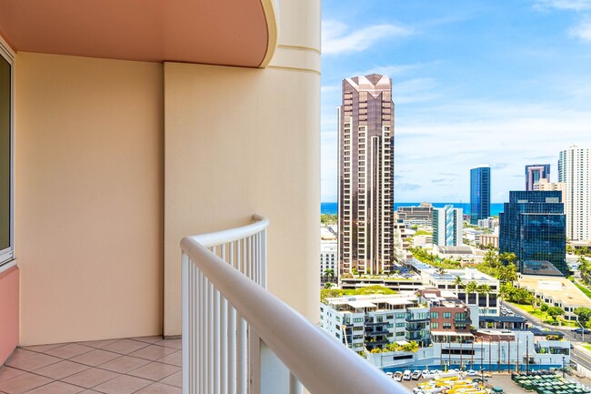 Building Photo - Beautiful Honolulu views from this bright ...