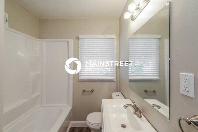Building Photo - 3 Bedroom Pet-Friendly Home in Louisville,...