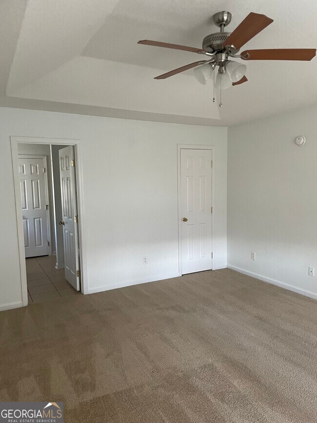 Building Photo - 208 Royal Palms Ave