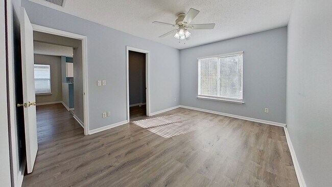 Building Photo - Lovely 2x1 in St. Augustine! Gorgeous Upgrade Kitchen!