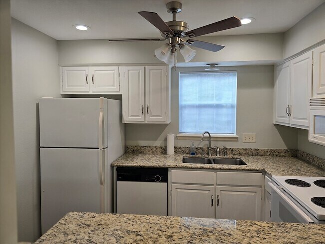Building Photo - 12968 Trail Hollow Dr
