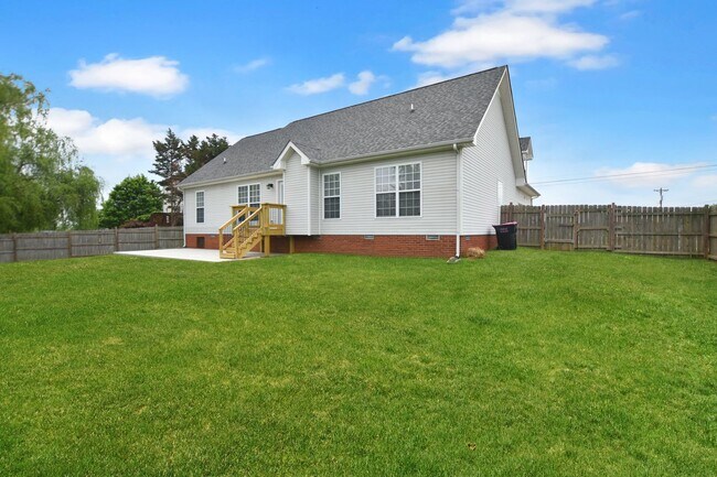 Building Photo - Three Bedroom with Bonus!