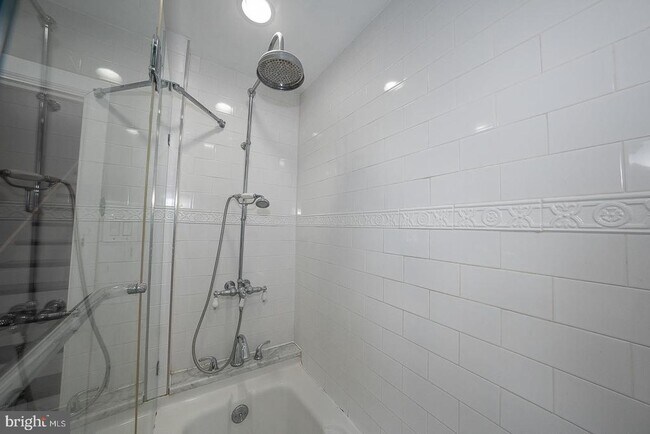 Building Photo - 625 Chelten Hills Dr