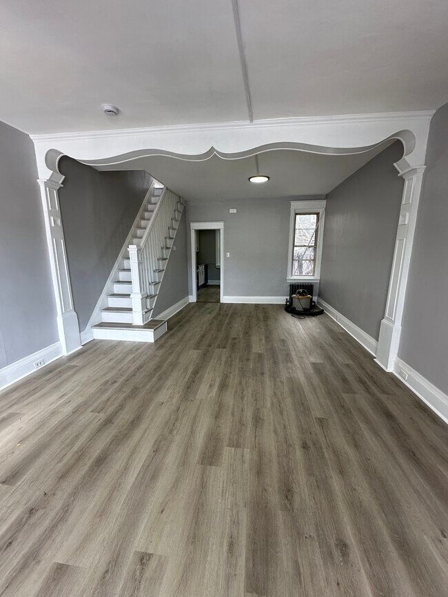 Building Photo - Beautiful renovated 3 bedroom