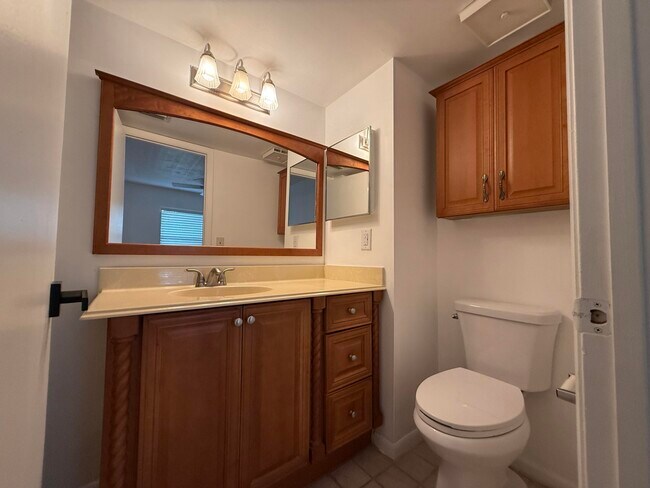 Building Photo - 6820 Palmetto Cir S