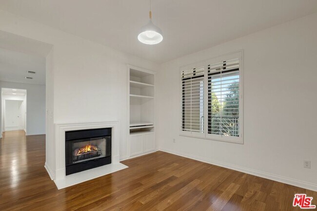 Building Photo - 5625 Crescent Park E