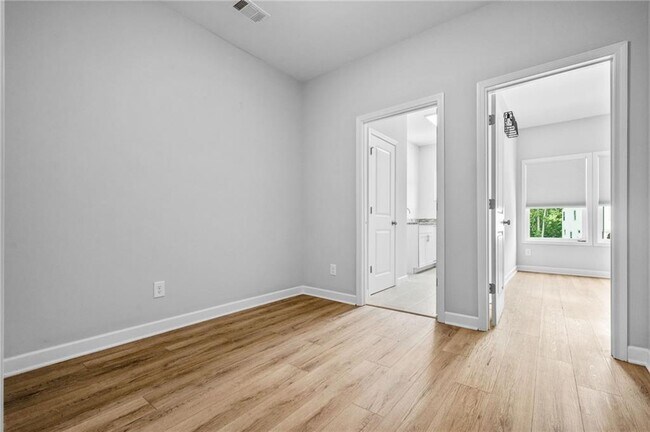 Building Photo - 421 Retreat Ln