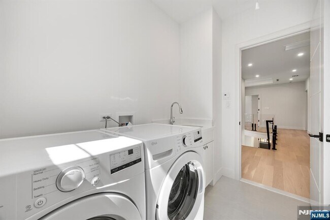 Building Photo - 242 Hardenburgh Ave