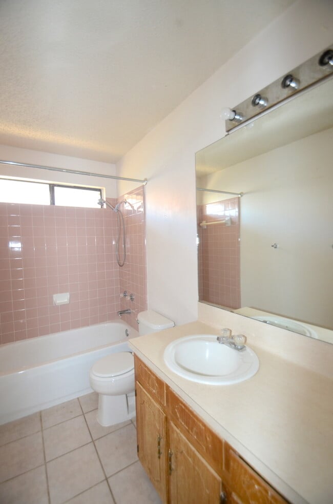 Primary Photo - AMAZING 4 BED/ 2 BATH HOME IN WESTERN HILL...