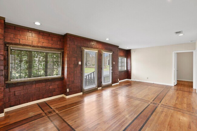 Building Photo - 405 N Praire