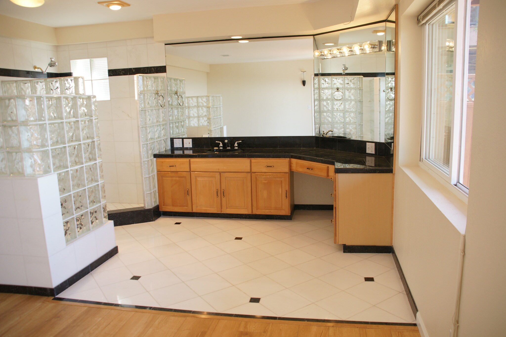 Building Photo - 220 Shoreview Dr