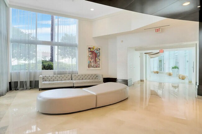 Building Photo - 4401 Collins Ave